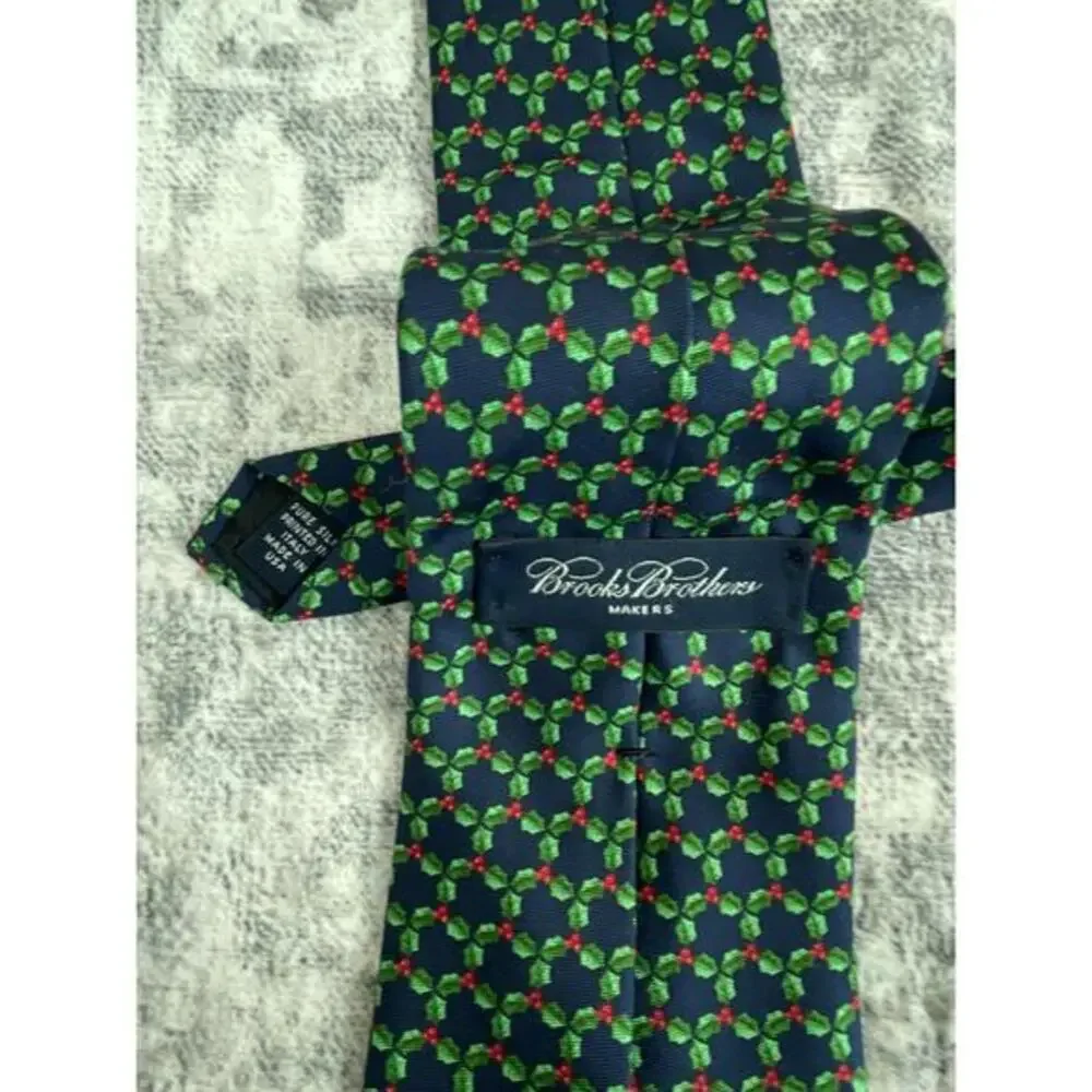 Brooks Brothers Silk Holiday Mistletoe Print Necktie‎ Classic Preppy Style